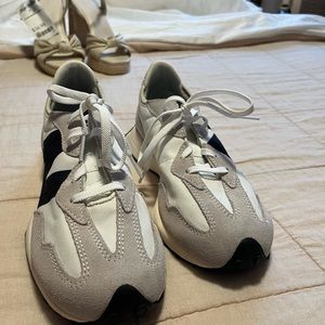 New Balance sneakers b/w